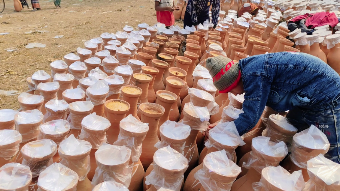 জমে উঠেছে দেশের বৃহত্তম গুড়ের হাট