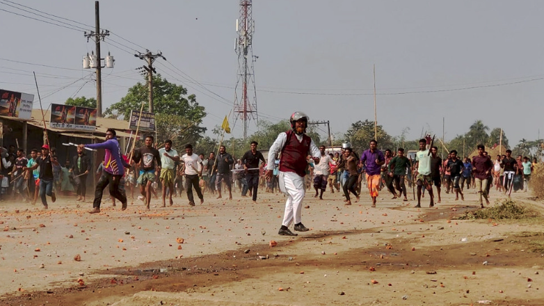 কথা-কাটাকাটির জেরে দুই গ্রামের লোকদের মধ্যে সংঘর্ষ
