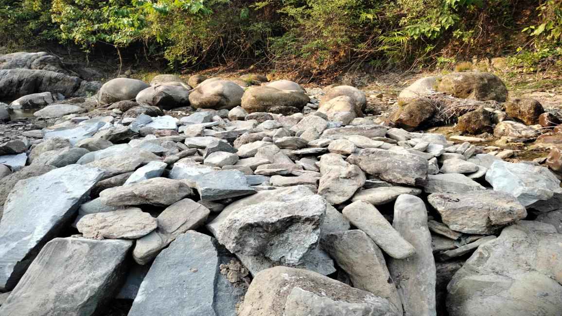 কথিত বিএনপি নেতার বিরুদ্ধে পাথর উত্তোলনের অভিযোগ