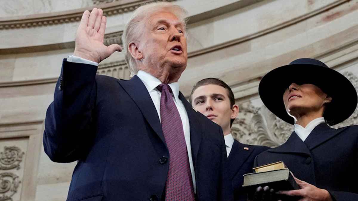 শপথে বাইবেল স্পর্শ করেননি ট্রাম্প, দুটি বাইবেল রাখার নেপথ্যে কী?