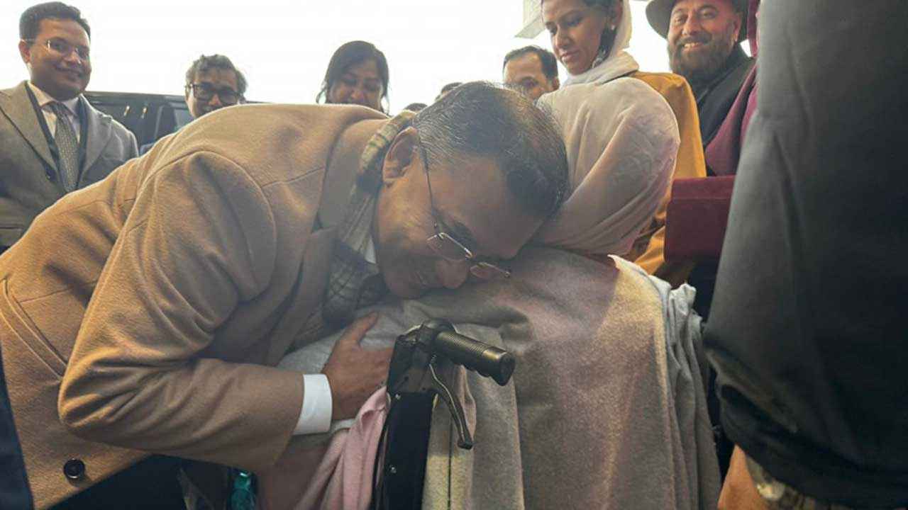 সাড়ে ৭ বছর পর মাকে কাছে পেয়ে জড়িয়ে ধরলেন তারেক রহমান