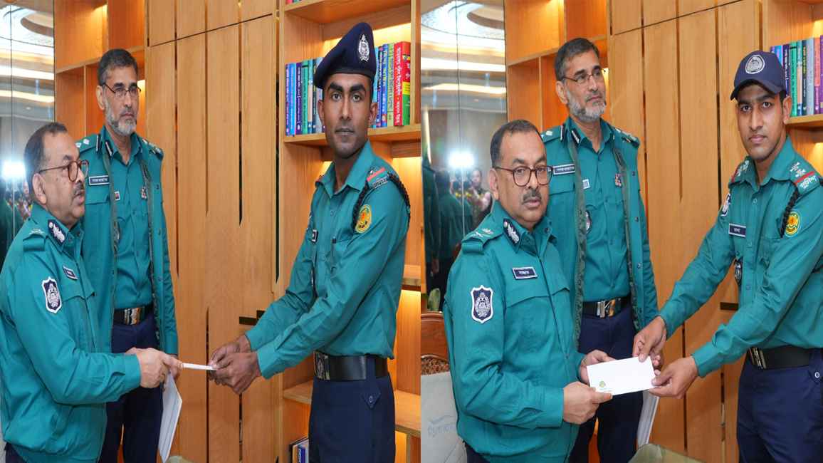 দুইজন ট্রাফিক সার্জেন্টকে পুরস্কৃত করলেন ডিএমপি কমিশনার