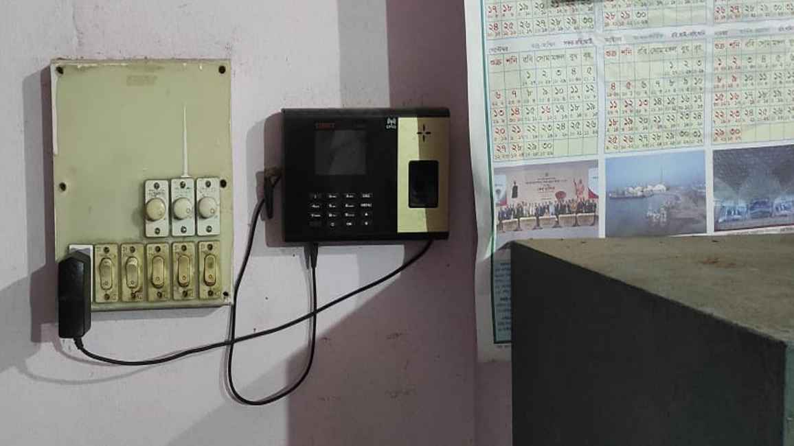 কাজে লাগেনি ৫৪টি বিদ্যালয়ের ডিজিটাল হাজিরা মেশিন