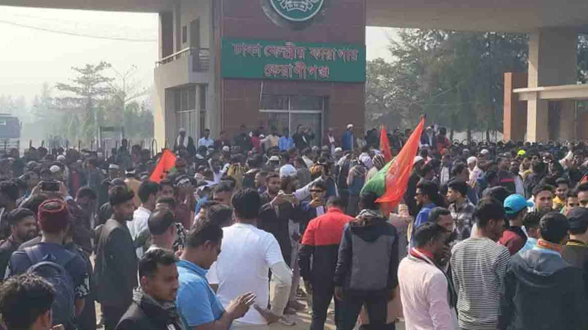 বাবরকে বরণ করতে কারাগারের সামনে কর্মী-সমর্থকদের ভিড়