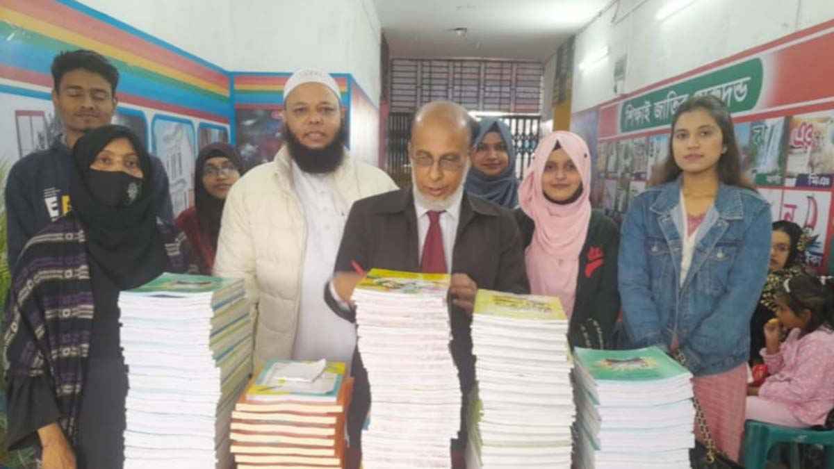 সোয়েব তাজুল ইসলাম মোল্লা স্কুল অ্যান্ড কলেজের শিক্ষার্থীরা পেল নতুন বই