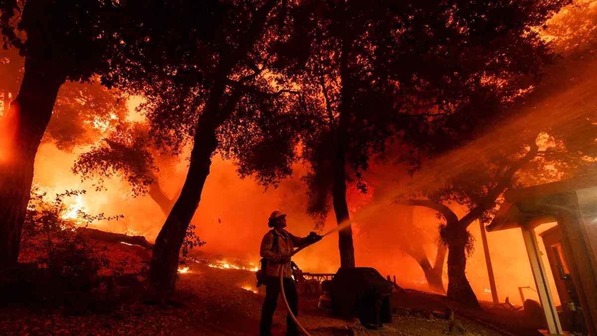 দাবানল আরও ভয়াবহ হওয়ার শঙ্কা, হুমকিতে গোটা লস অ্যাঞ্জেলেস