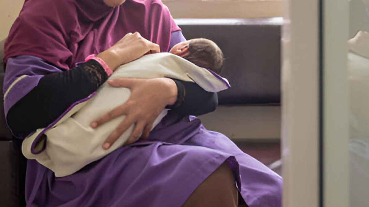 অন্যের বাচ্চাকে দুধ পান করানোর ক্ষেত্রে সতর্কতা