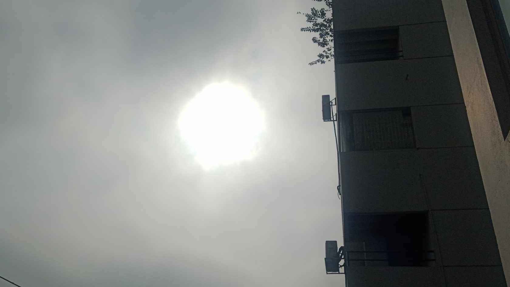 কুয়াশা ভেদ করে ঢাকার আকাশে সূর্যের হাসি