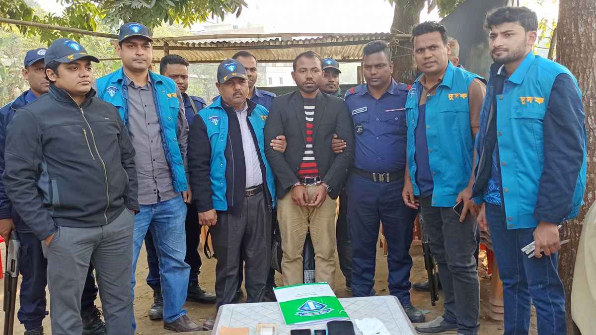 পাসপোর্ট অফিসের কর্মকর্তা ঘুষ গ্রহণের সময় দুদকের হাতে আটক