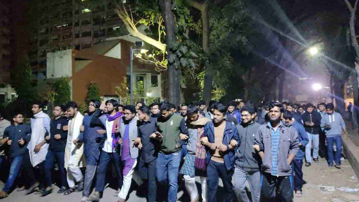 মেঘমল্লার বসুর ‘লাল সন্ত্রাস’ ঘোষণার প্রতিবাদে মধ্যরাতে ঢাবিতে বিক্ষোভ