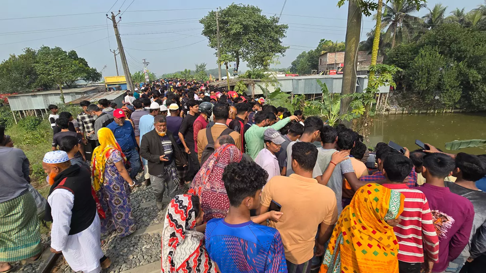 ট্রেনের ধাক্কায় মাইক্রোবাস পুকুরে, নিহত ৩