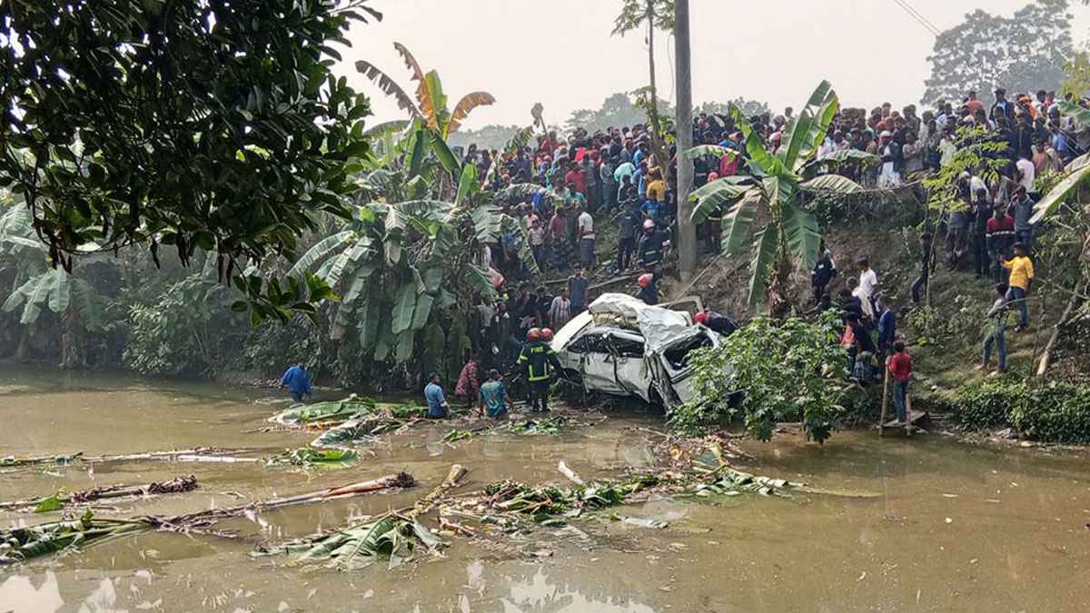 ফরিদপুরে ট্রেনের ধাক্কায় মাইক্রোবাস পুকুরে, নিহত ৫