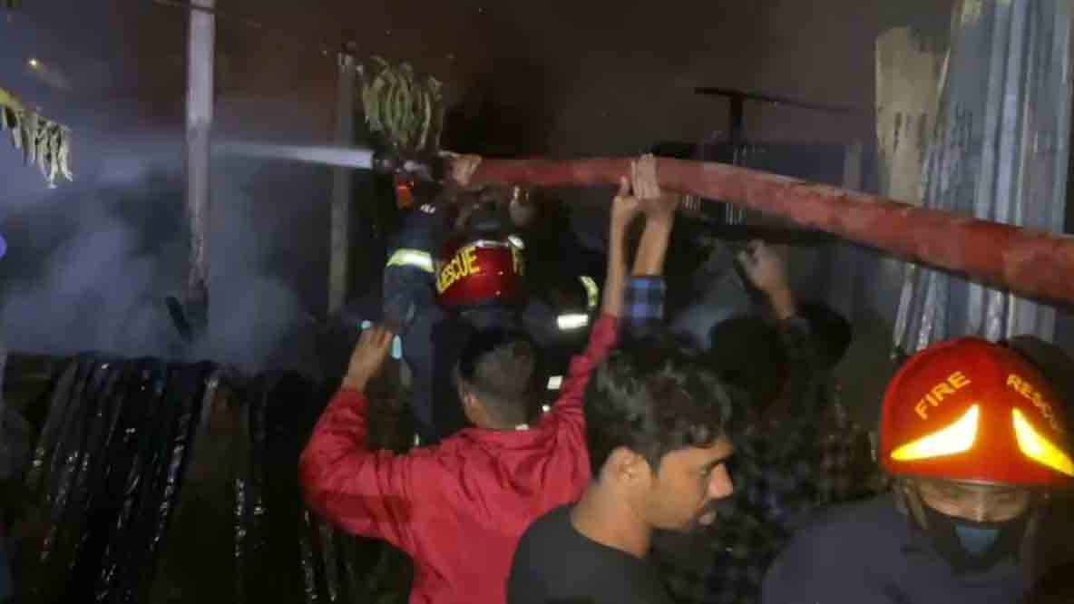 গ্যাস লিকেজ থেকে আগুন: নিমিষেই কলোনির ৪০ ঘর পুড়ে ছাই