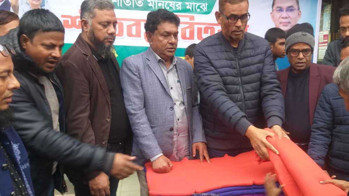 ফেনীতে বিএনপির শীতবস্ত্র বিতরণ