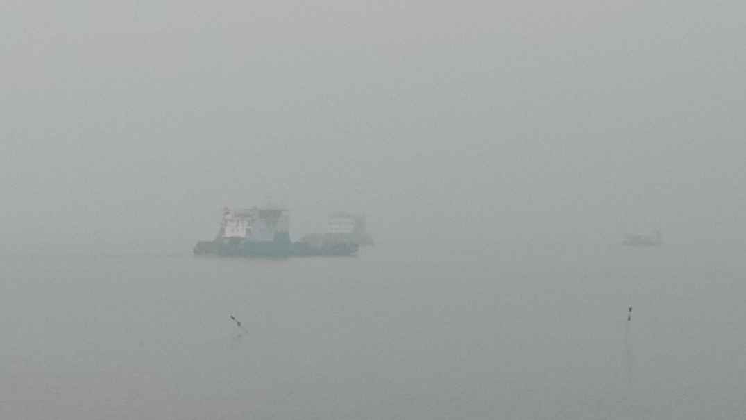 ঘন কুয়াশায় আরিচা-কাজিরহাট নৌরুটে ফেরি চলাচল বন্ধ