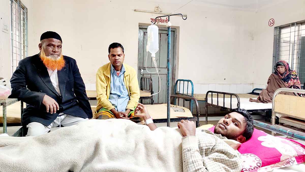 টিউবওয়েলের পানি পানে তিন পরিবারে ১২ জন অসুস্থ, একরাতে তিন বাড়িতে চুরি!