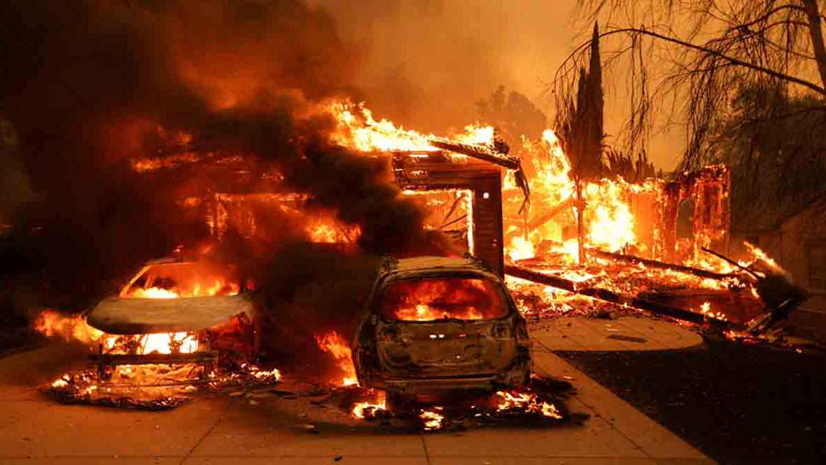 তীব্র বাতাসে নিয়ন্ত্রণে আসছে না দাবানল, আগুন আরও ভয়াবহ হওয়ার শঙ্কা