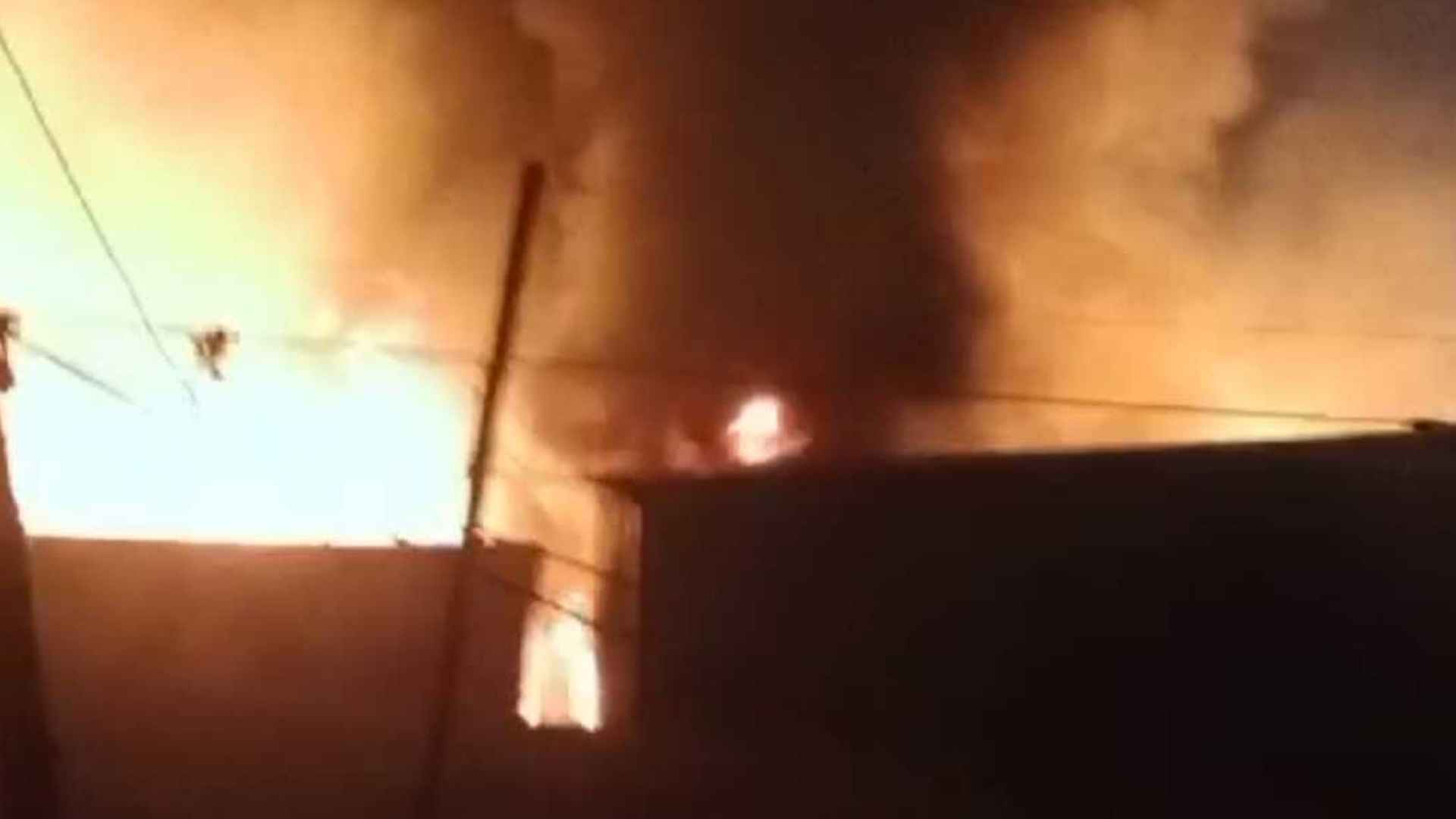 মধ্যরাতে ফতুল্লায় আগুনে পুড়ল পলি কারখানা