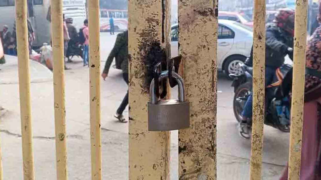 জবির প্রধান ফটকে শিক্ষার্থীদের তালা