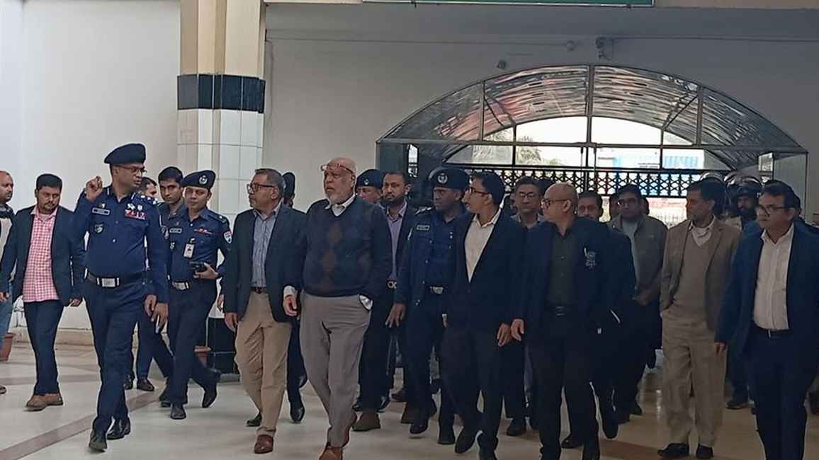 কমলাপুর স্টেশনে রেলপথ উপদেষ্টা ও সচিব