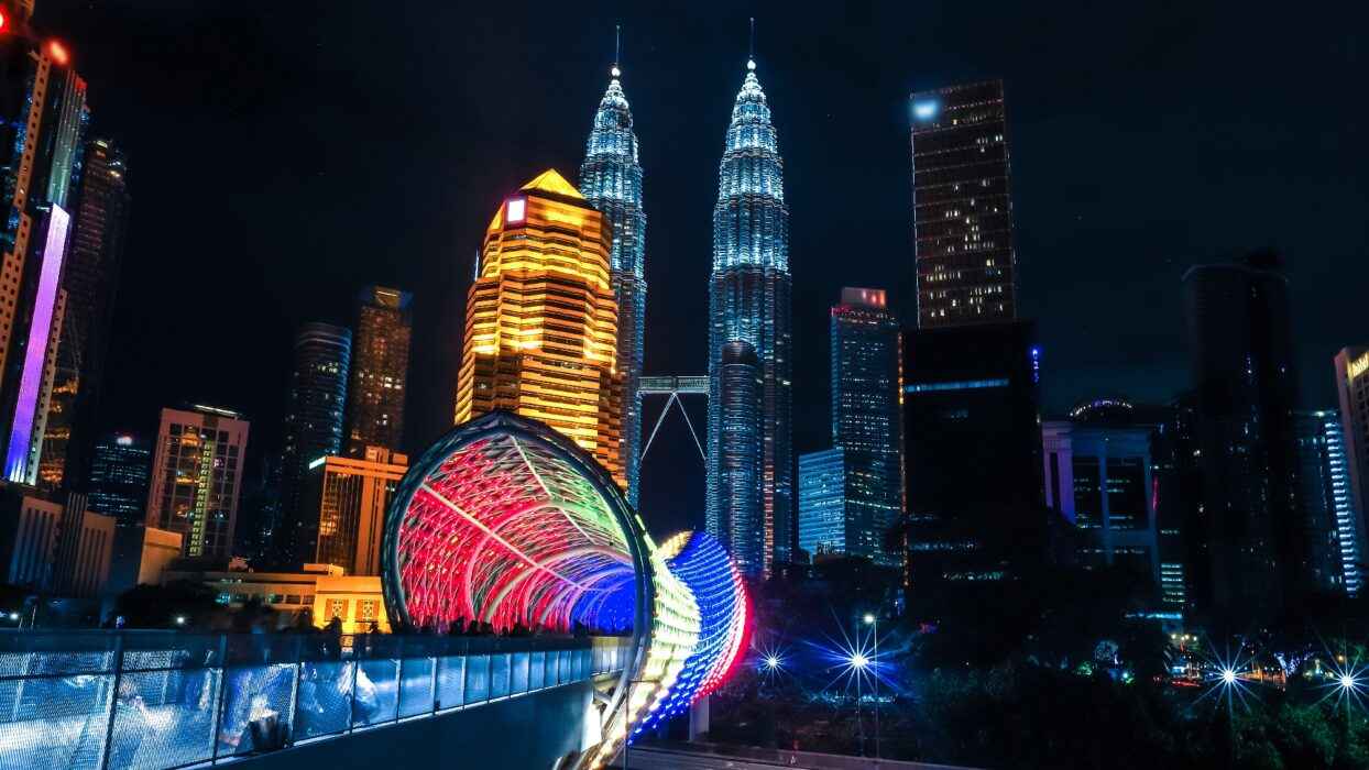 প্রতারণার ফাঁদ: নারীদের মালয়েশিয়ায় না যাওয়ার অনুরোধ