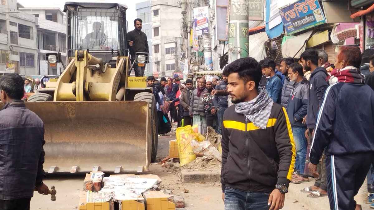 নাটোরে ফুটপাত দখলমুক্ত করতে উচ্ছেদ অভিযান
