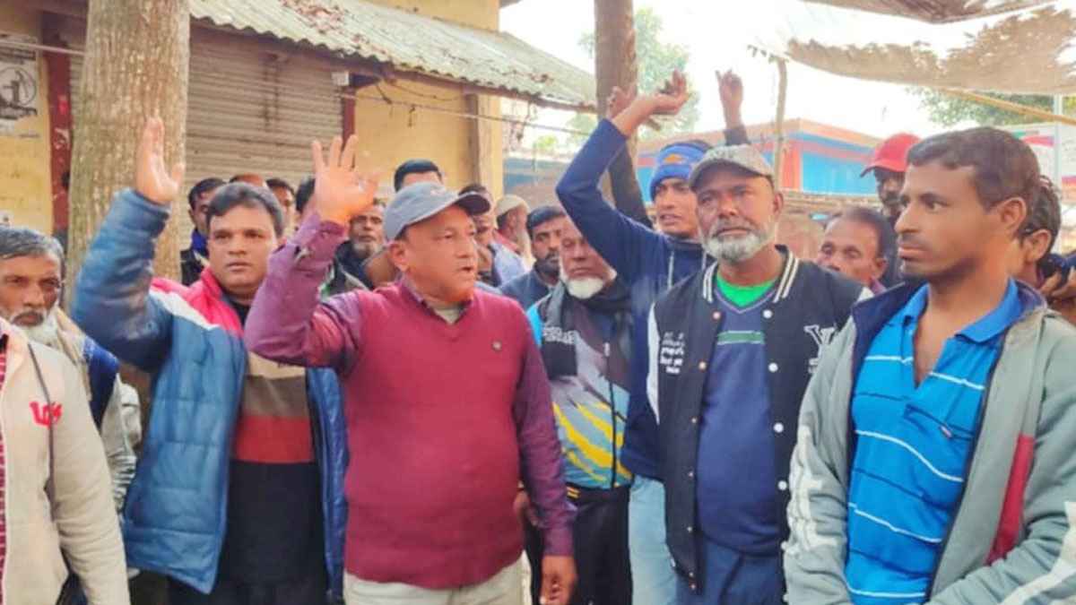 নড়াইলে মিথ্যা মামলা দায়েরের প্রতিবাদ জানিয়ে এলাকাবাসীর বিক্ষোভ