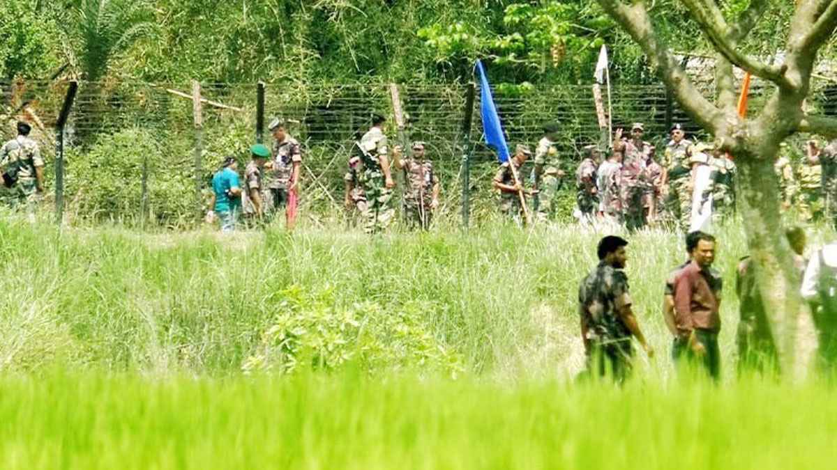 নওগাঁয় বিজিবির বাধায় কাঁটাতারের বেড়া দিতে পারেনি বিএসএফ