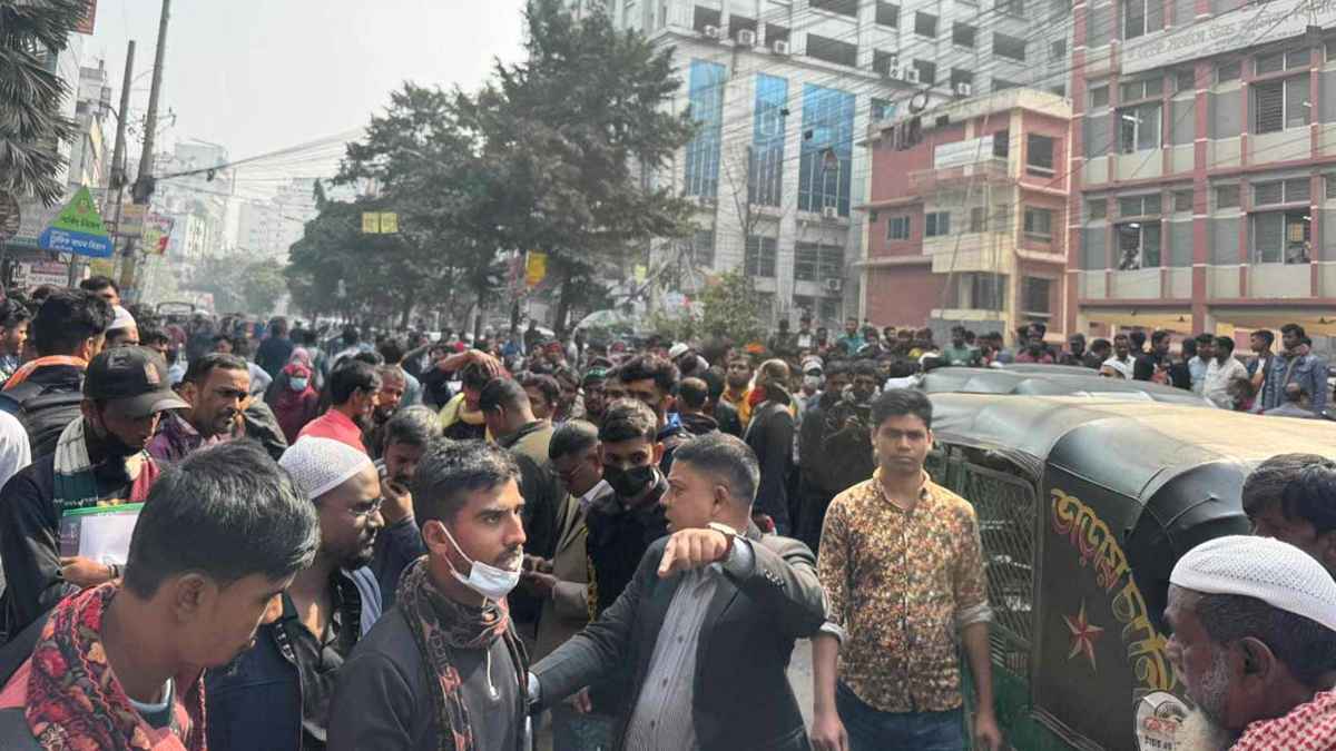 টিকা না পেয়ে প্রবাসীদের সড়ক অবরোধ