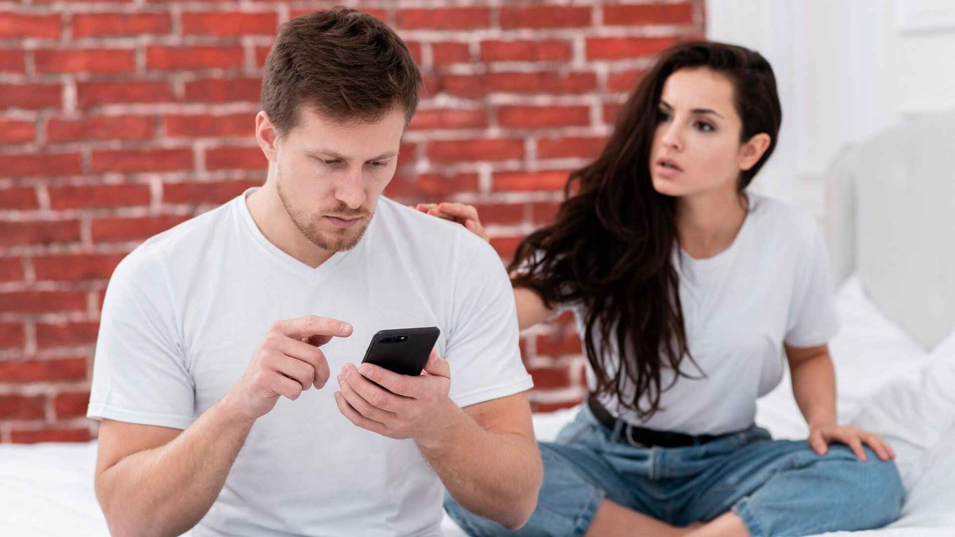 ফোন নিয়ে ব্যস্ততায় সম্পর্কে অভিমান, কীভাবে এই অভ্যাস বদলাবেন?