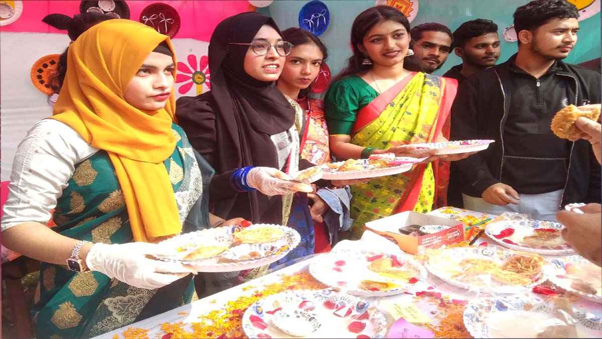 পিঠা উৎসব: তারুণ্যের উচ্ছ্বাসে মাতোয়ারা শিক্ষার্থীরা
