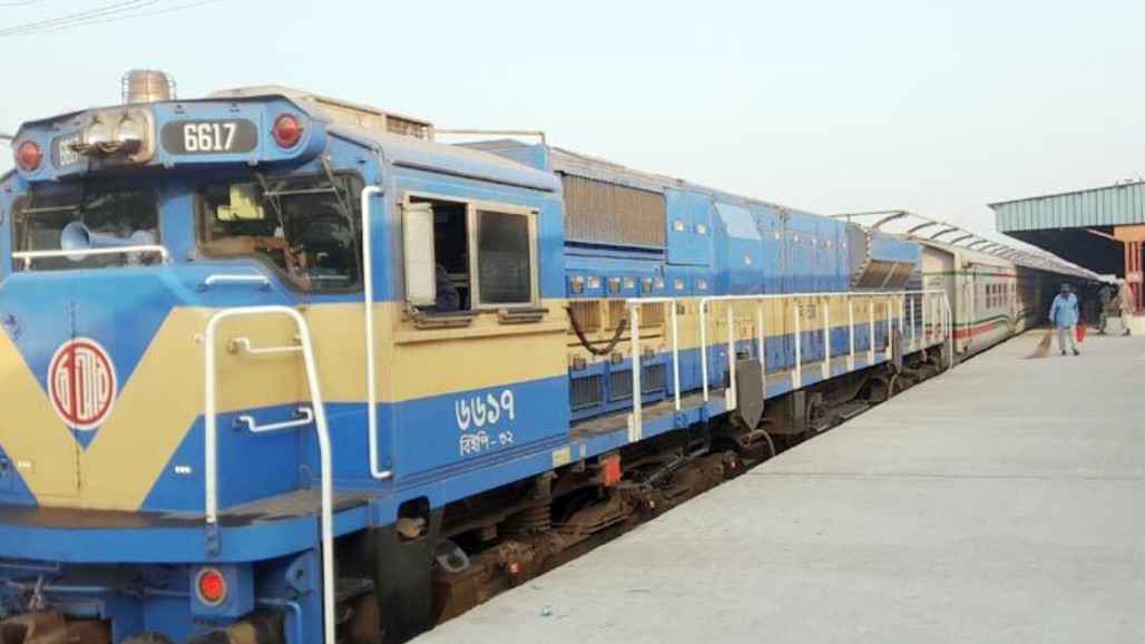 কর্মবিরতিতে রেলওয়ের স্টাফরা, সারাদেশে ট্রেন চলাচল বন্ধ