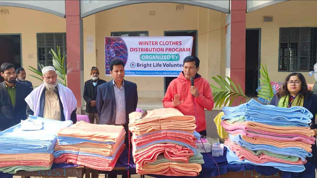 শীতার্তদের মাঝে লাইফ ভলান্টিয়ার্সের শীতবস্ত্র উপহার