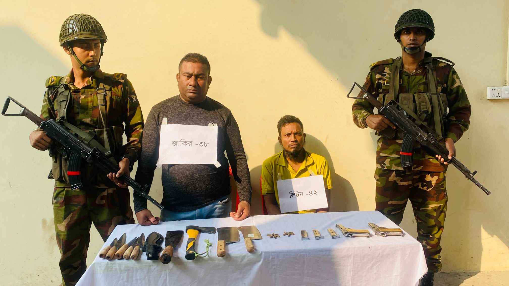 কুমিল্লায় দুই পিস্তল, চাপাতি ও বিপুল দেশীয় অস্ত্র উদ্ধার, গ্রেফতার ২