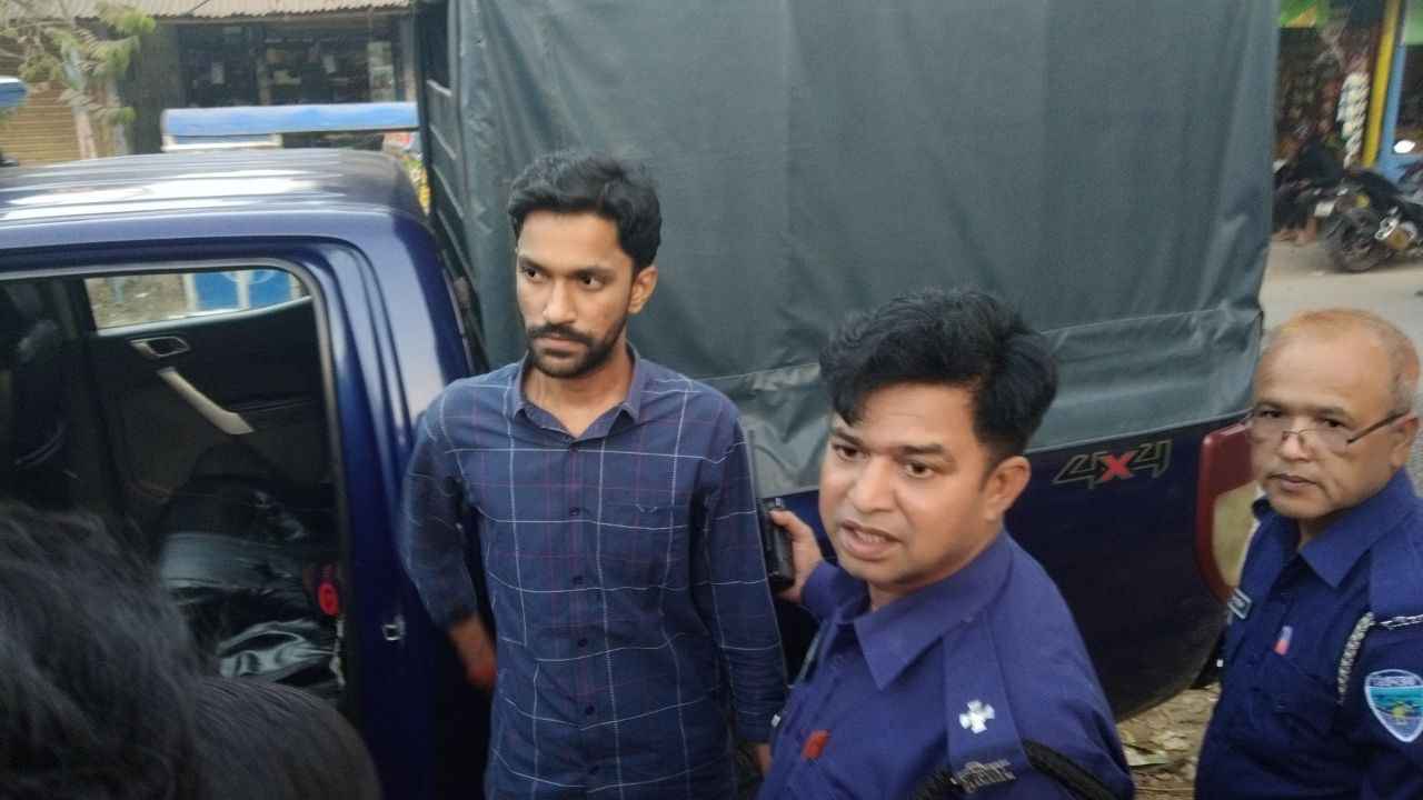 বাথরুমে পালিয়েও রক্ষা হলো না ছাত্রলীগ কর্মীর