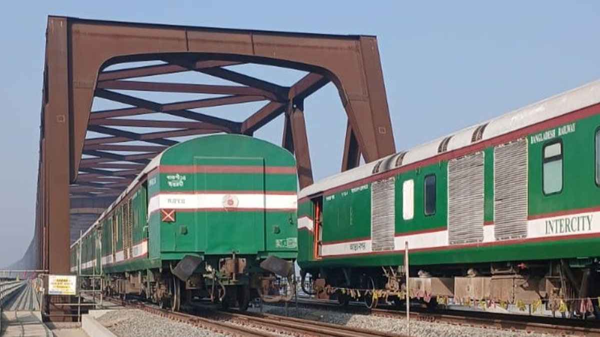 একযোগে ১২০ কিলোমিটার গতিতে চলল দুই ট্রেন