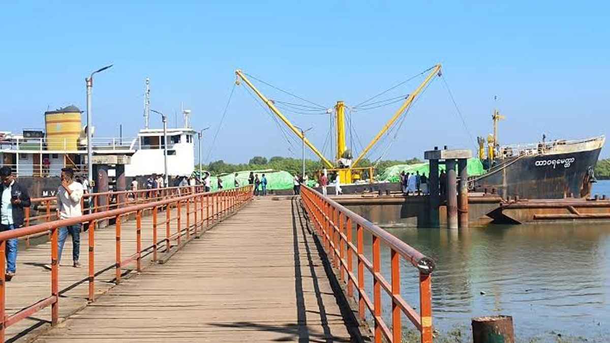 মিয়ানমার থেকে টেকনাফে বাণিজ্য বন্ধ ঘোষণা