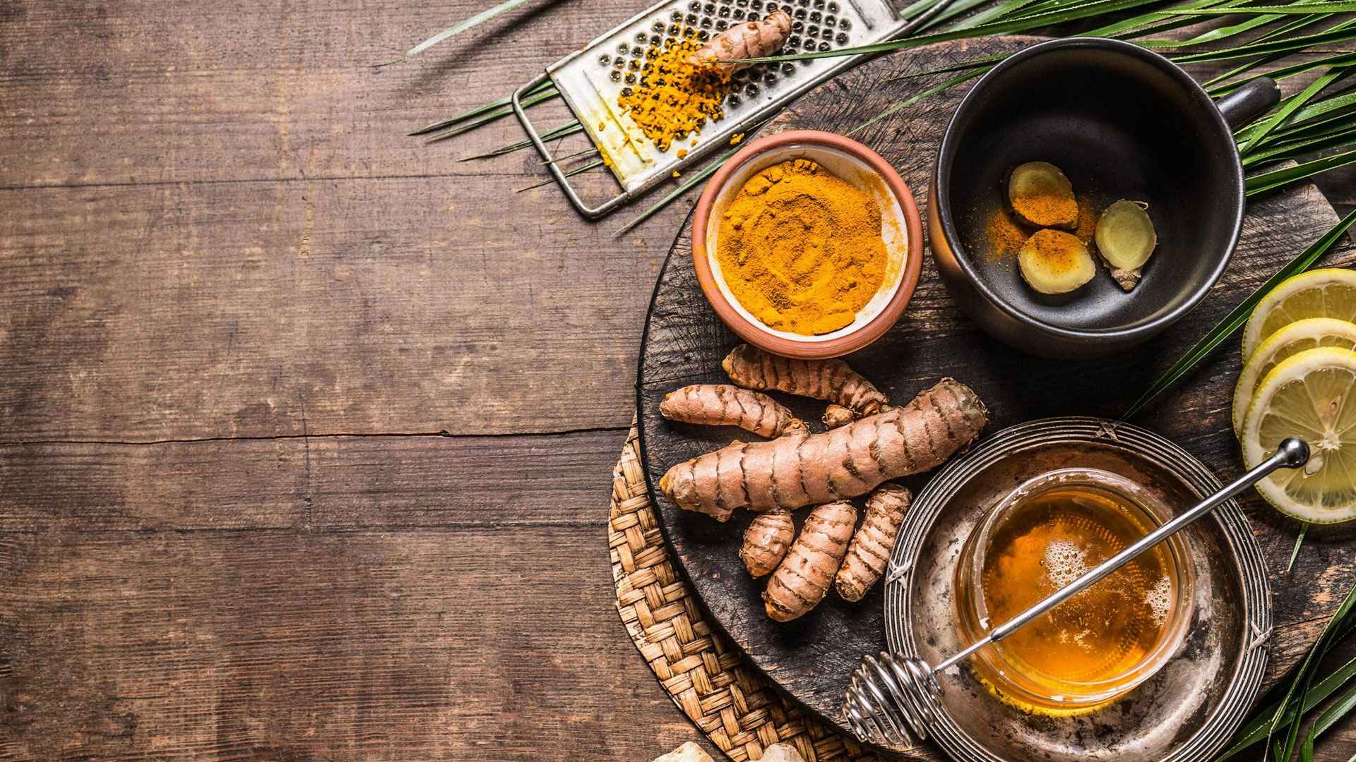 চা-কফির সঙ্গে কাঁচা হলুদ মিশিয়ে খেলে কী হয়?