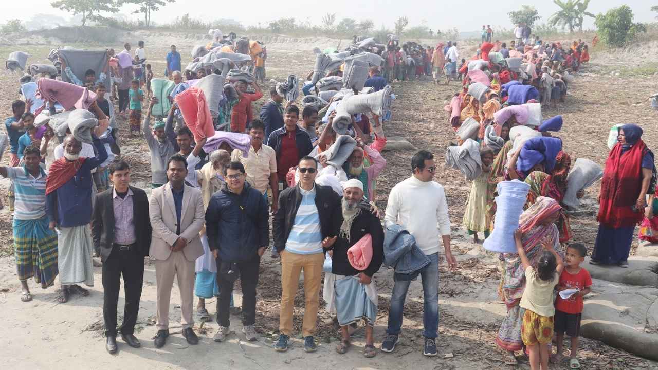 মেঘনার পশ্চিম চরাঞ্চলের দরিদ্ররা পেলেন শীতবস্ত্র