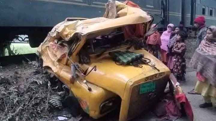 জামালপুরে ট্রেনের ধাক্কায় দুমড়ে-মুচড়ে গেল সার বোঝাই ট্রাক, আহত ৩