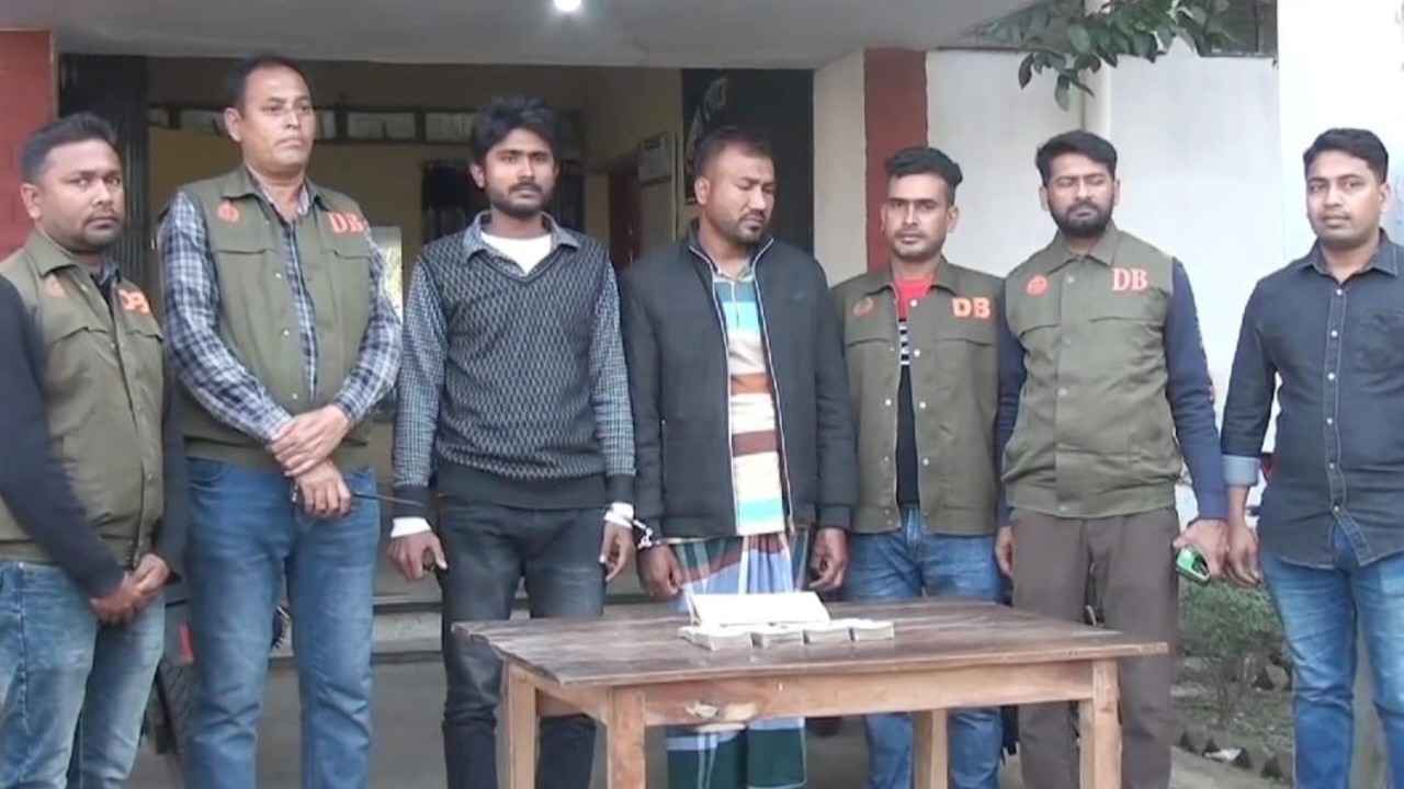 ২৩ লাখ টাকা ছিনতাইয়ের ঘটনায় স্বেচ্ছাসেবক দল নেতাসহ গ্রেফতার দুই