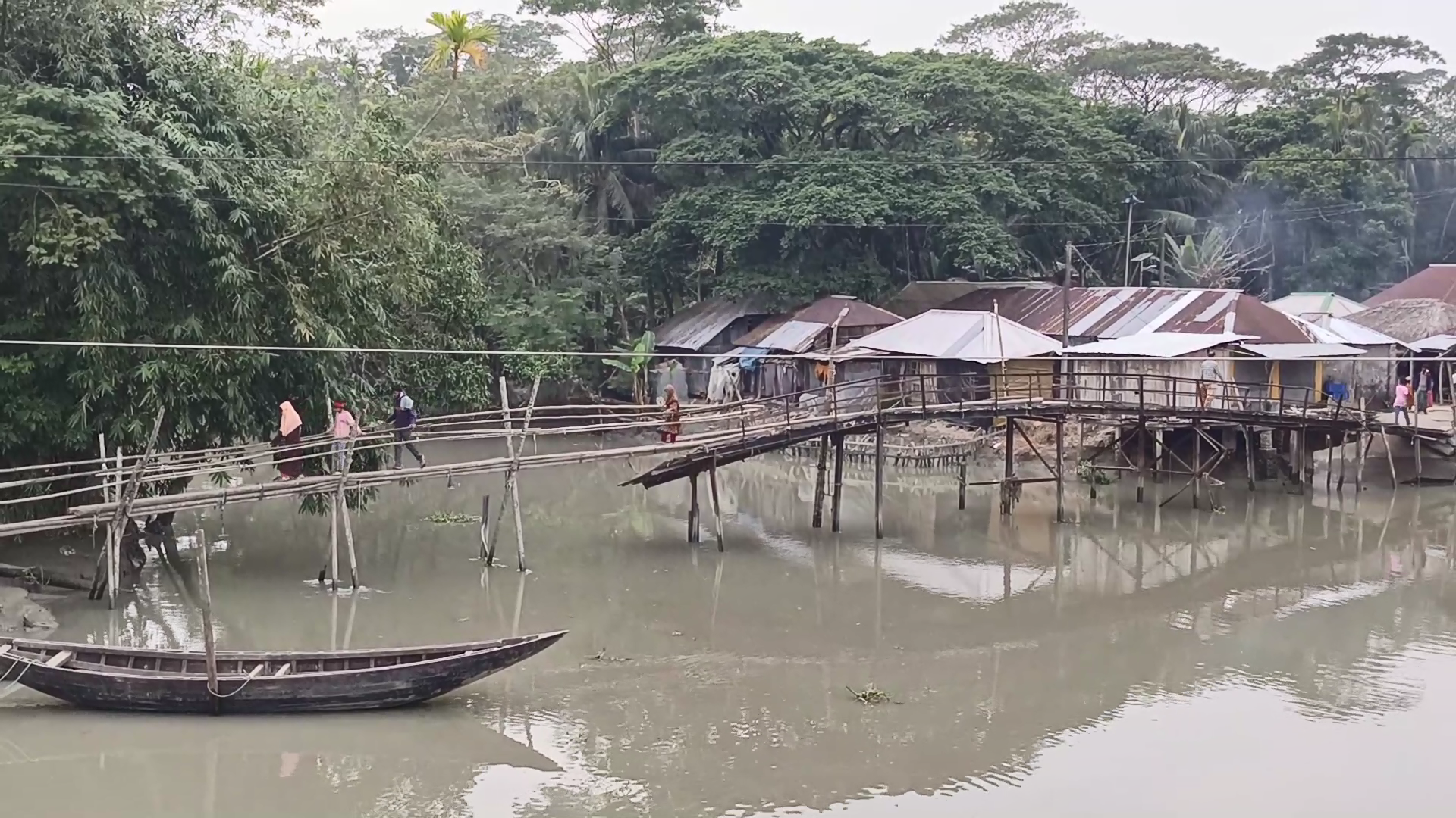 একটি ব্রিজের জন্য ভোগান্তিতে ১৬ গ্রামের হাজার হাজার মানুষ