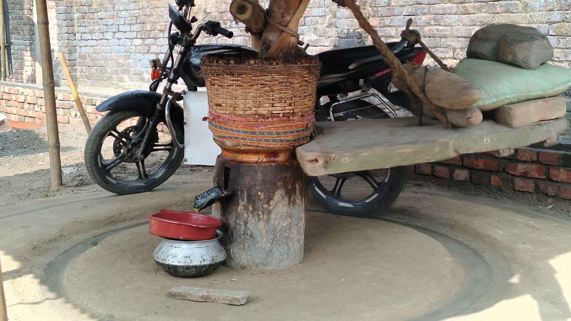 মোটরসাইকেল দিয়ে তেলের ঘানি টানছেন দিনাজপুরের বিষ্ণু পদ