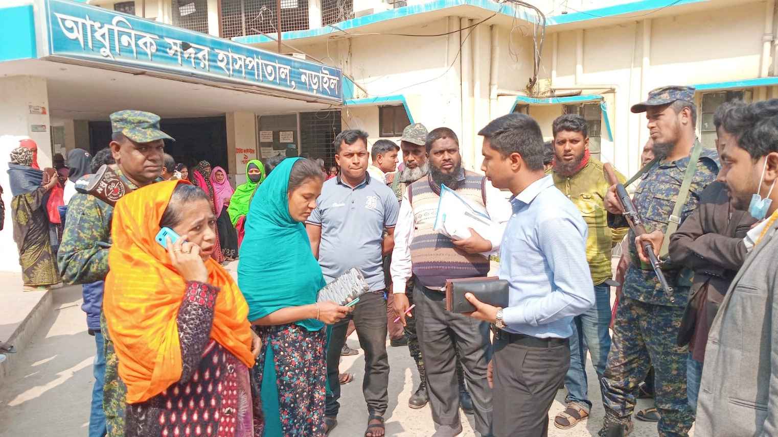 নড়াইলে হাসপাতাল চত্বরে দুই নারী দালালকে জরিমানা