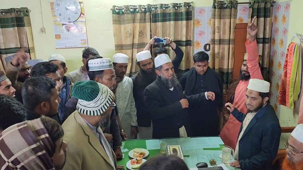 কালীগঞ্জে অবরুদ্ধ রেখে অধ্যক্ষকে পদত্যাগে বাধ্য করেছেন শিক্ষার্থীরা