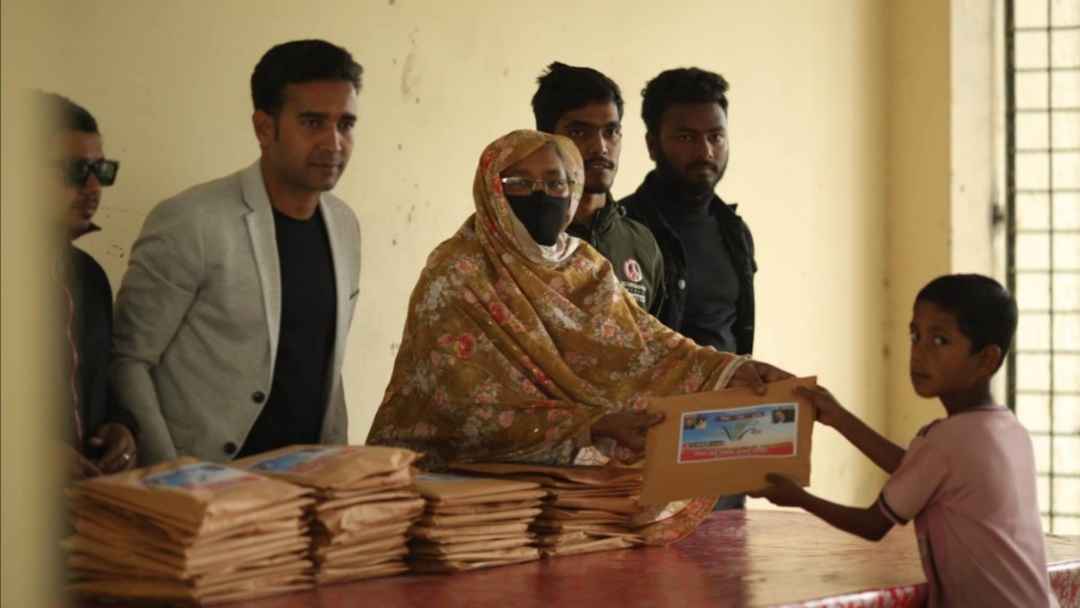 বরগুনায় ছাত্রদলের দেওয়া শিক্ষা উপকরণ পেল শিশুরা