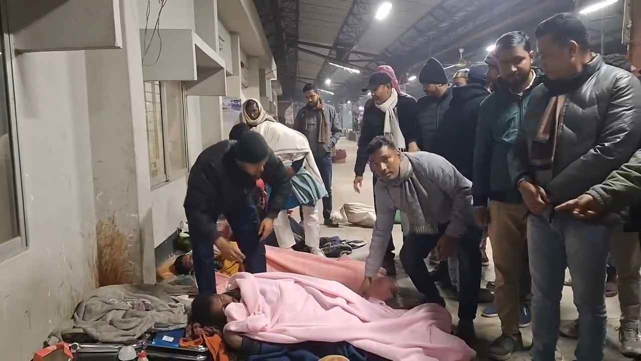 ছিন্নমূল মানুষের মাঝে কম্বল বিতরণ করল জয়পুরহাট ফাউন্ডেশন