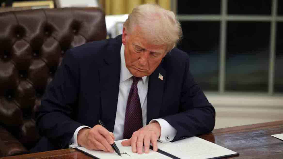 শপথ নিয়েই জন্মসূত্রে মার্কিন নাগরিকত্ব বাতিল করলেন ট্রাম্প