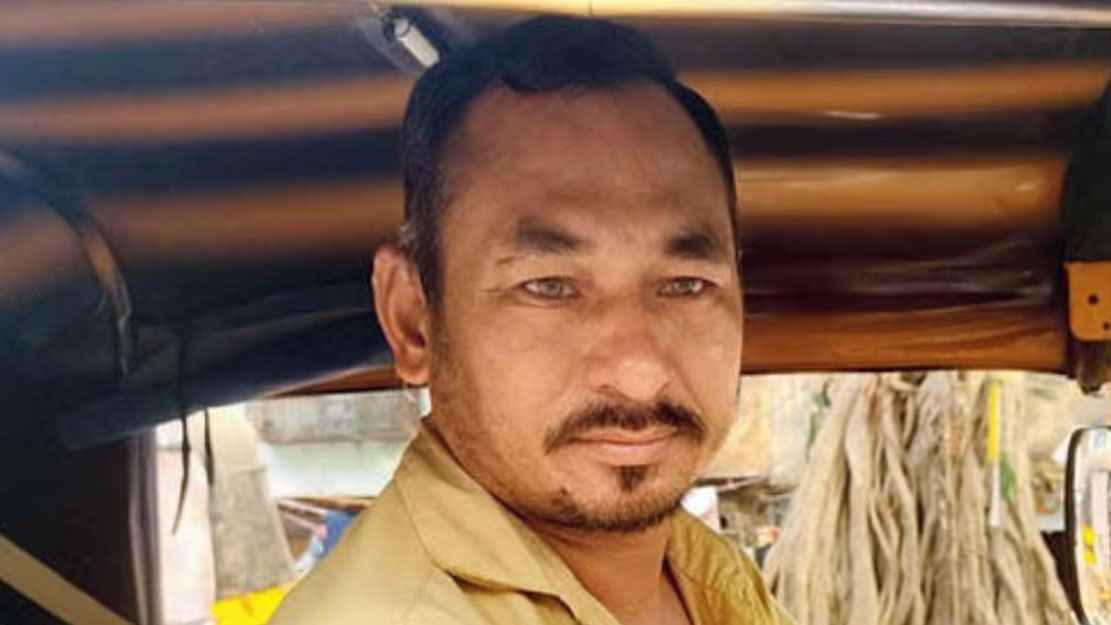 সাইফের প্রাণ বাঁচিয়ে বিড়ম্বনায় সেই অটোচালক 