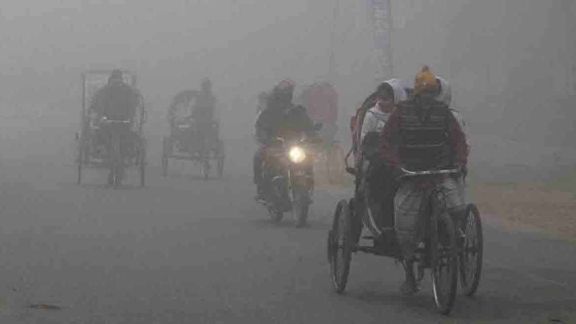 ঘন কুয়াশার সঙ্গে টানা শৈত্যপ্রবাহের আভাস
